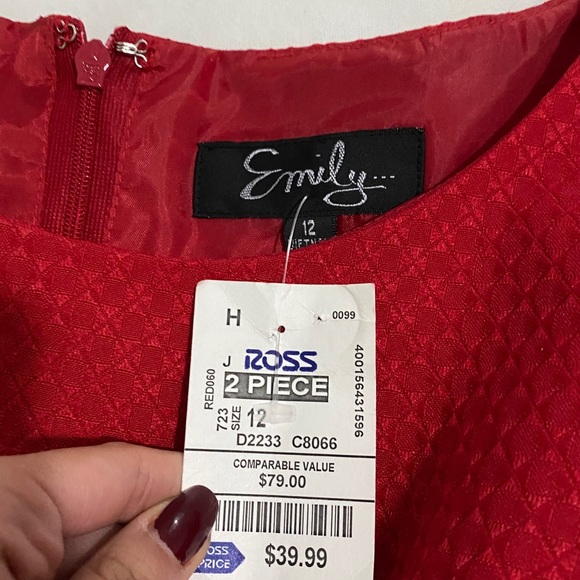 Red dress: Emily - Picture 3 of 4